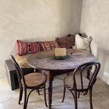 Romantic Med Chic Retreat With Pool On Gr Trail
